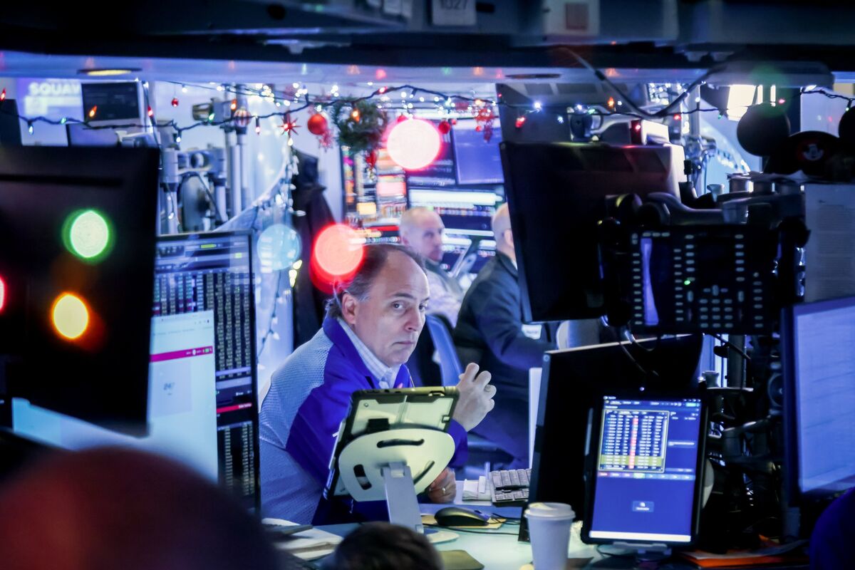 AI Stocks Get Pummeled as Oracle Delay Adds to Broadcom Concerns