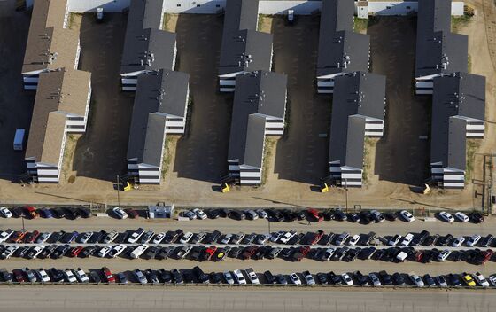 Covid Outbreak Grips Canada Oil Sands Just as Roughnecks Fly In