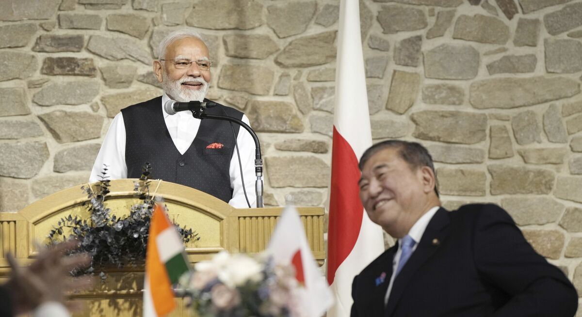 Indian PM Modi Tours Chip Plant With Japan’s Ishiba