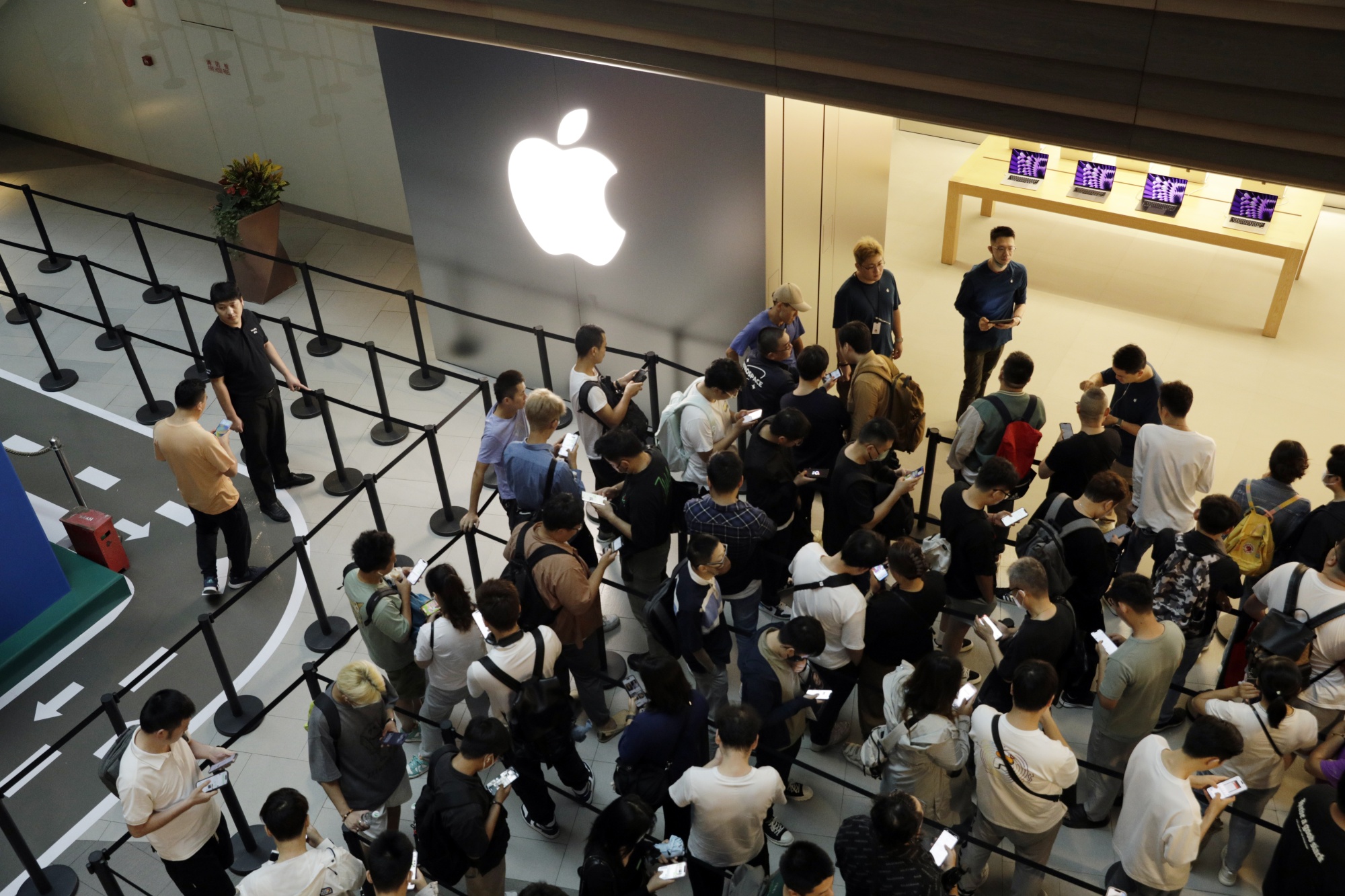 Orlando, FL/USA - 10/25/20: People waiting in line at the Apple retail store  to look at and possibly purchase the new iPhone 12 and 12 Pro smartphones  Stock Photo - Alamy