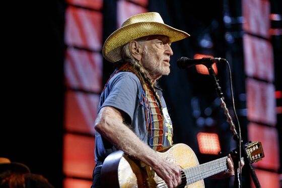 Stressed Farmers Unwind With Willie Nelson in Wisconsin Drizzle