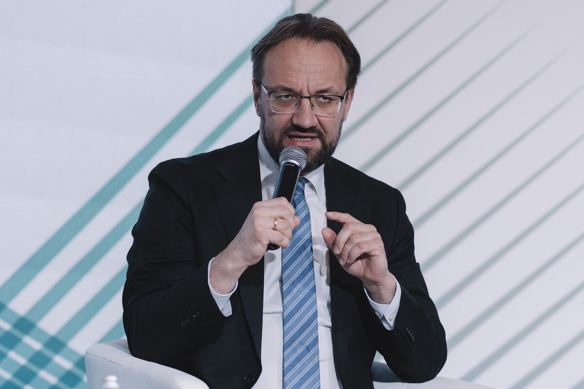 🟪"BCE: Gediminas Simkus chiede una pausa nei tassi d'interesse a causa dell'incertezza negli Stati Uniti"