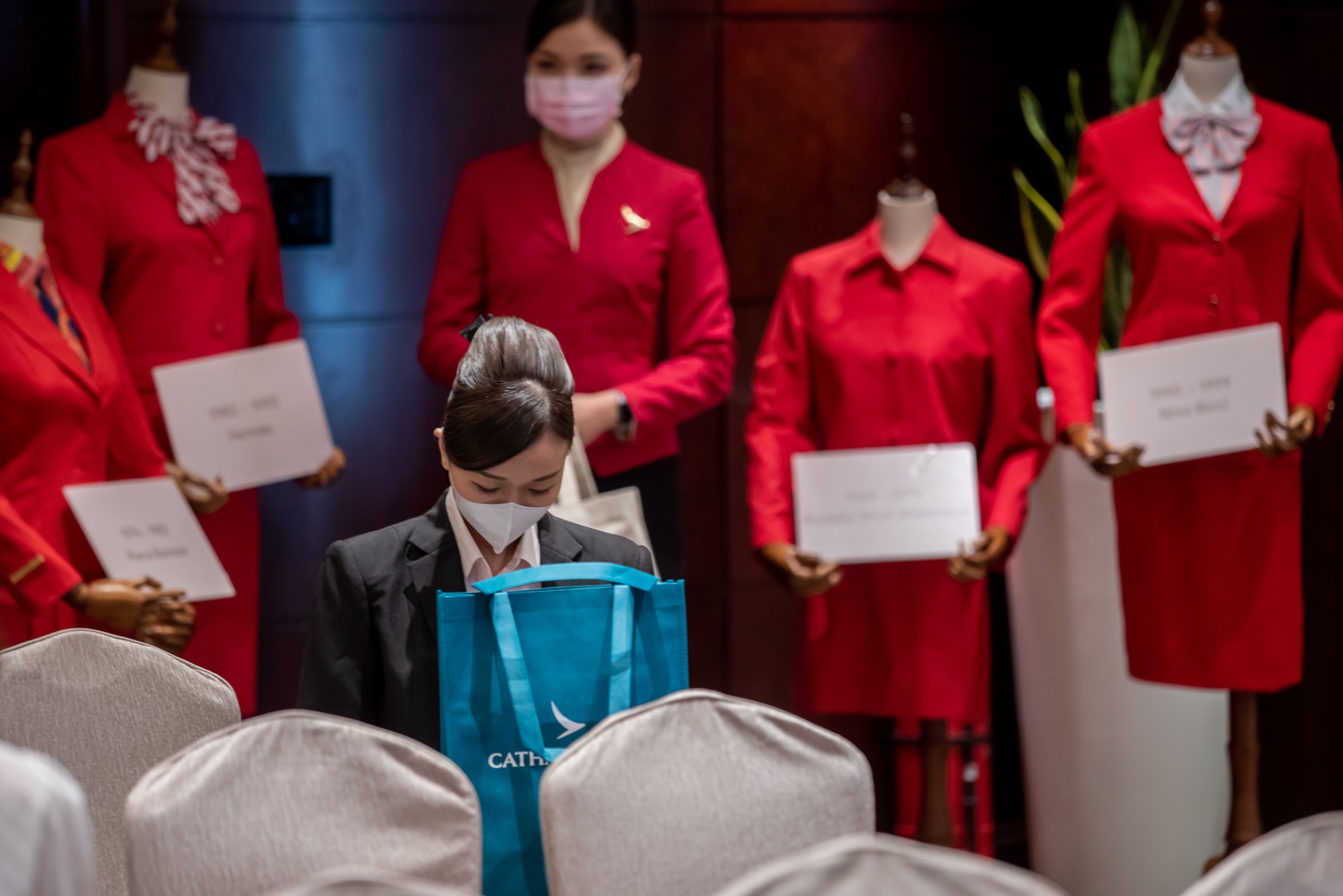 lære Barcelona tidevand Cathay Needs Another 1,000 Flight Attendants as It Seeks to Restock Ranks -  Bloomberg