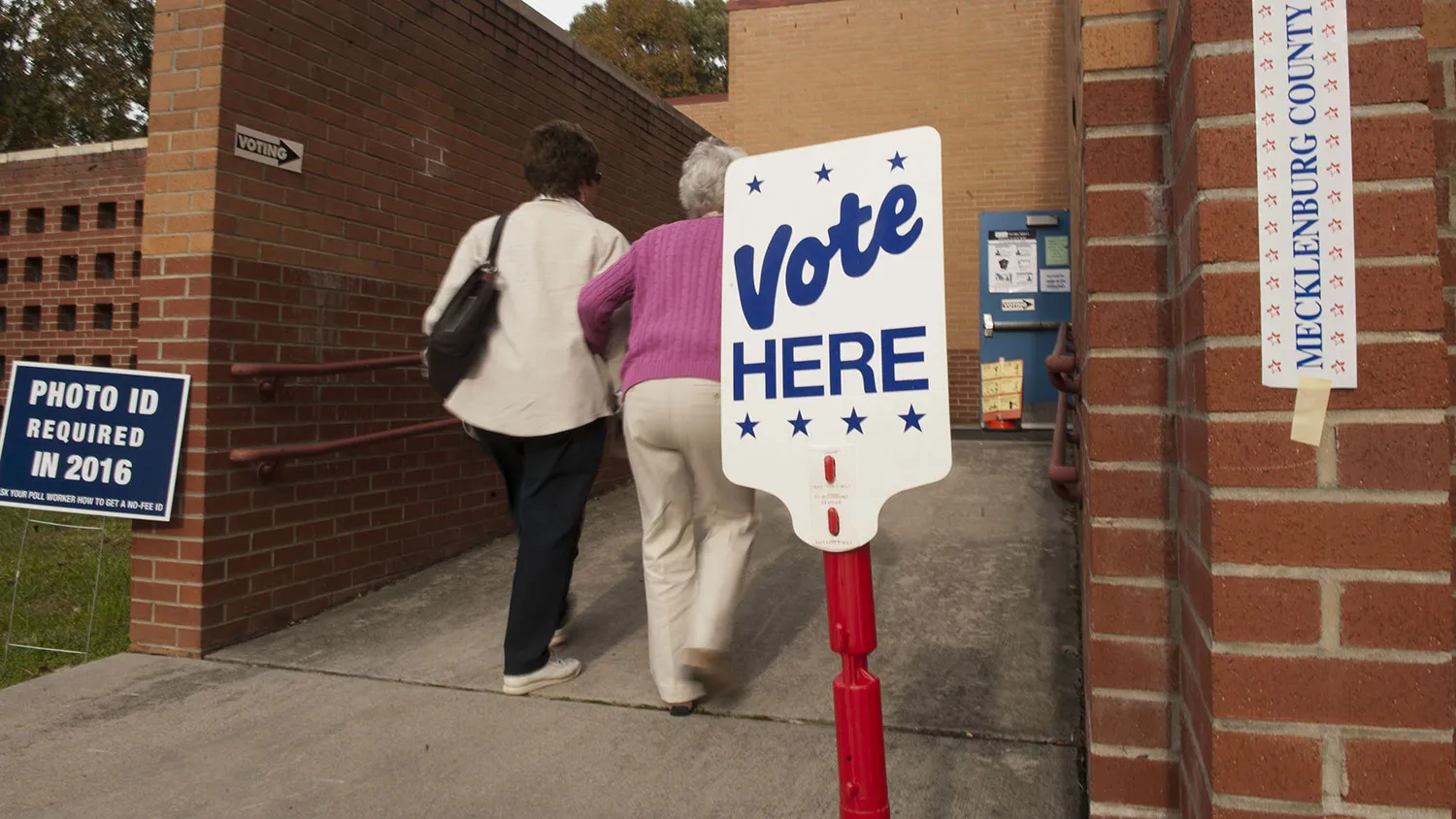 eople enter Cotswold School to vote on November 4, 2014, in Charlotte, North Carolina.

