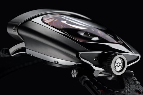 The large, curved crystal lets you look at the movement inside.