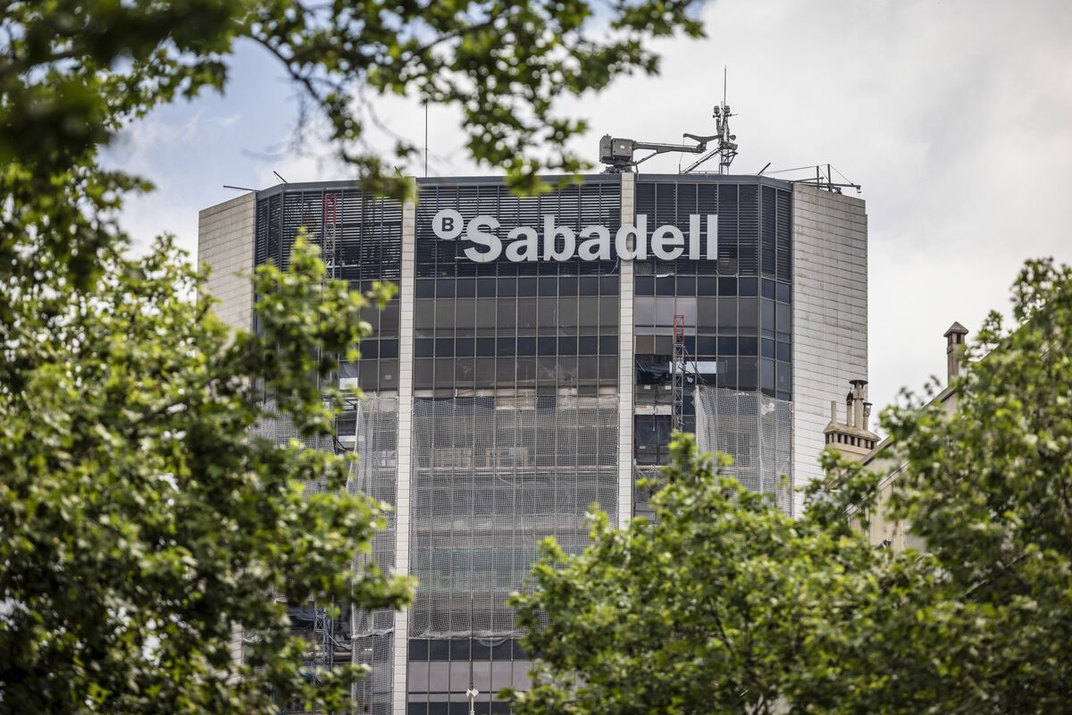 🟪"Governo spagnolo valuta alleanze: possibili accordi per Banco Sabadell contro l'offerta di BBVA"