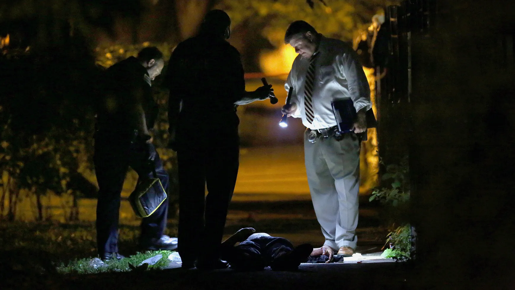 Chicago police investigate the fatal shooting of a 32-year-old man in the city's South Austin neighborhood, July 25, 2015.
