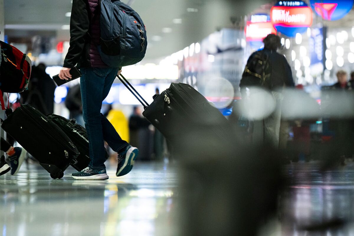 
                            Chicago Scraps Flights as Major Storm Brings Snow to Midwest