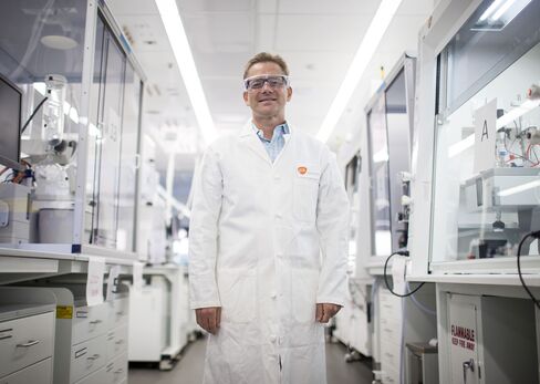 Scientist David Payne in the new lab at the GlaxoSmithKline facility in Collegeville, Pennsylvania, U.S., on Monday, September 12, 2016. Photographer: Eric Thayer/Bloomberg