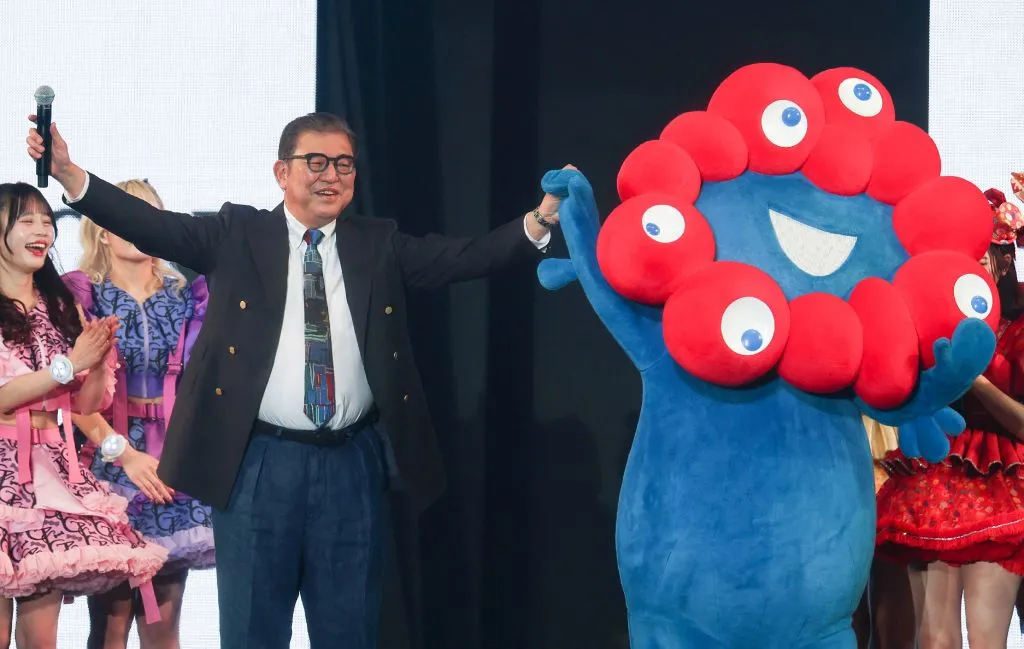 Japan's Prime Minister Shigeru Ishiba&nbsp;stands with Myaku-Myaku, the mascot for the 2025 Osaka World Expo.