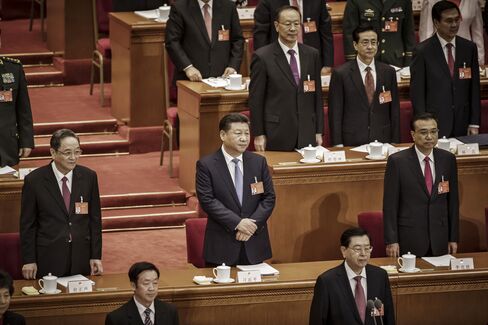 全人代に臨む習近平国家主席(中央)と李克強首相(右)=5日
