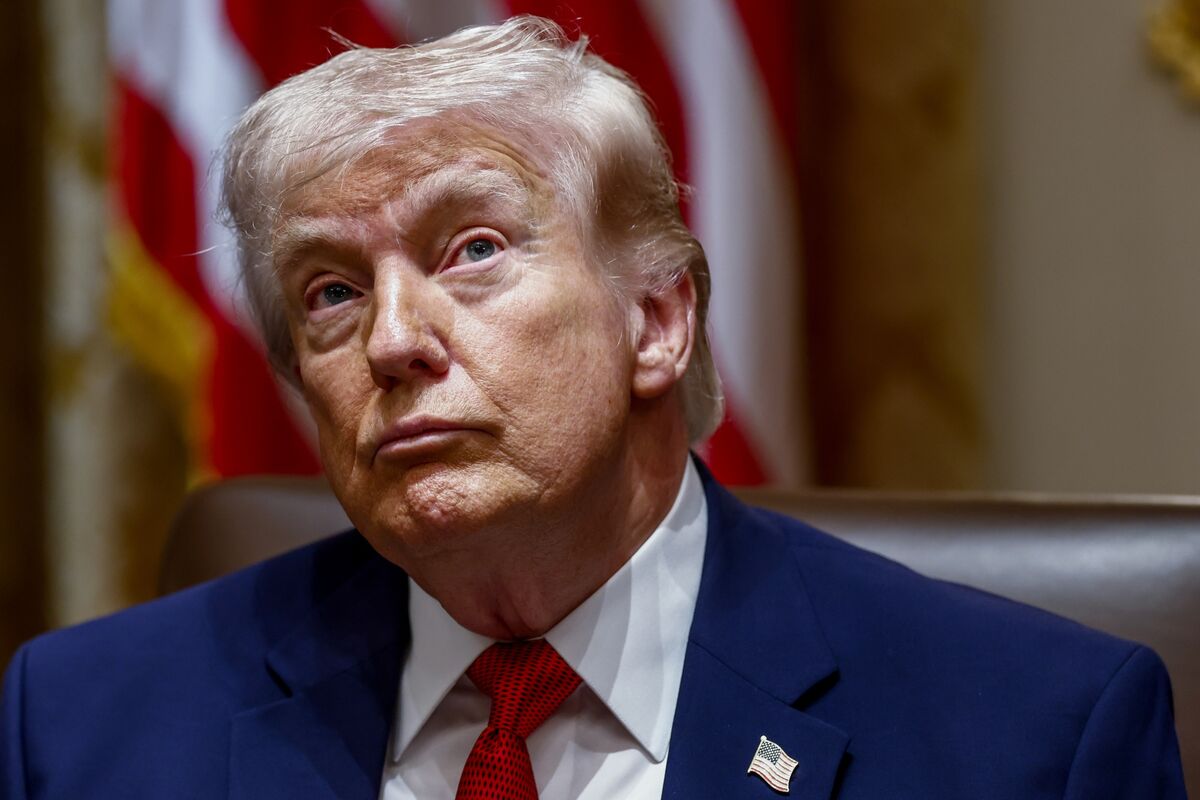 Trump Claims Iran Gave In to US Demands, Considers Seizing Oil