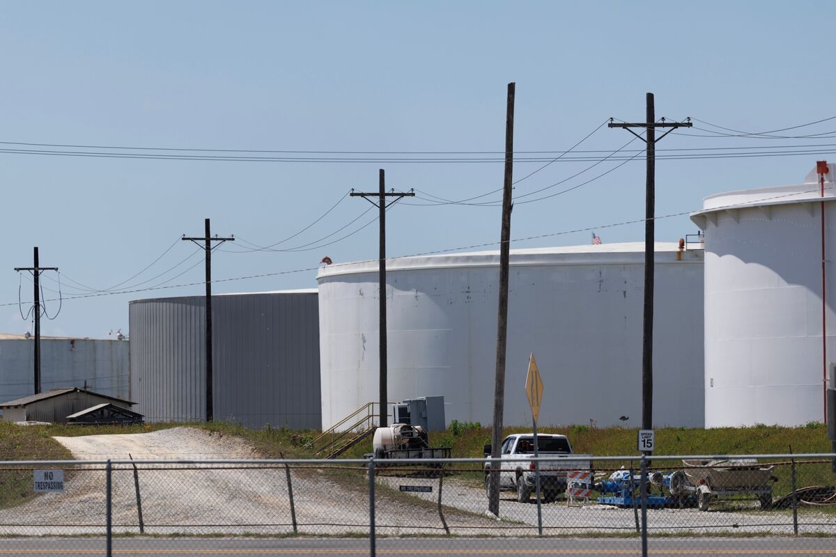 bloomberg.com - Stella Mackler - US Natural Gas Rises on Hot Forecasts as July Contract Expires