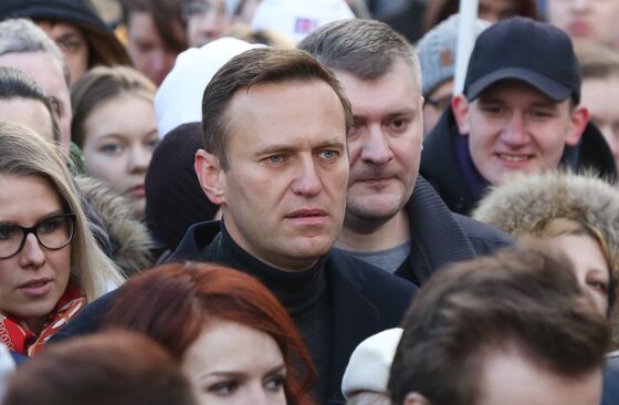 Macron Tells Putin Navalny Attack an ‘Assassination Attempt’