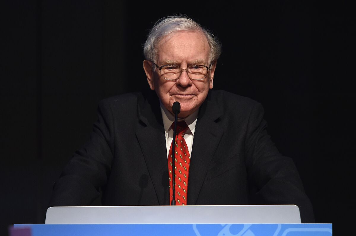 Berkshire Gets Rare Sell Rating on Risks in Earnings, Succession