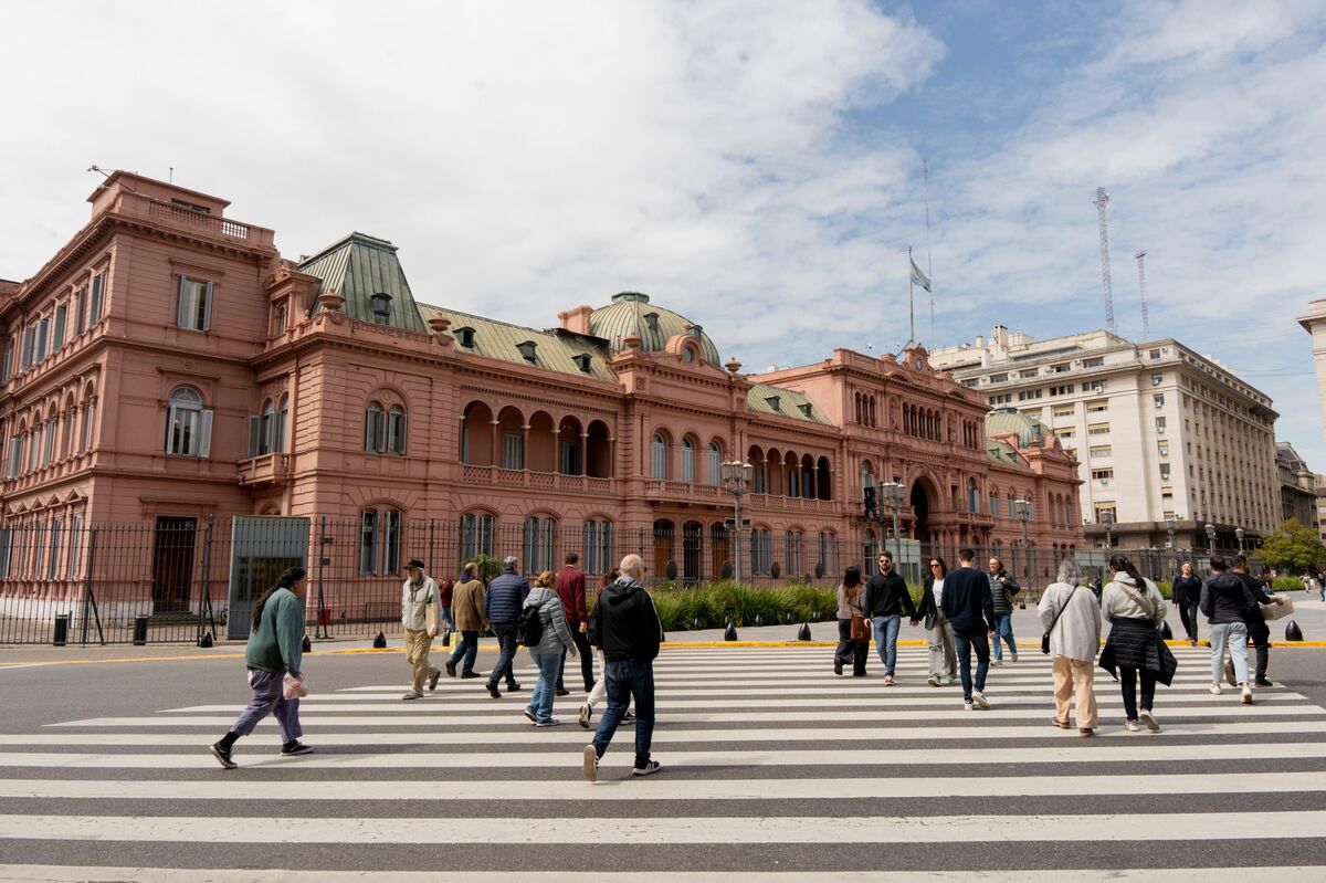 ⚫️ BLOOMBERG: "Buenos Aires torna sui mercati globali con un'emissione di debito estero di 3,5 miliardi di dollari"
