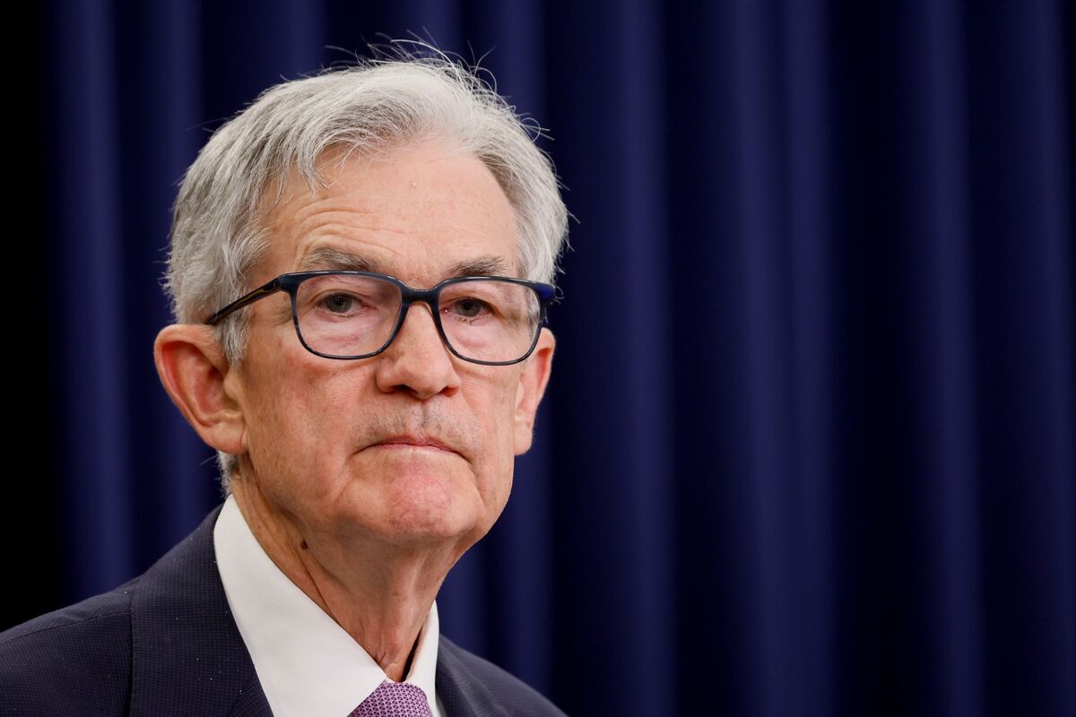 Powell Tells Wall Street No Signals Yet to Warrant Fast Cuts