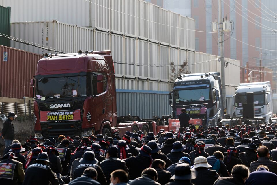 South Korea Plans To Order Fuel, Steel Truckers Back To Work - Bloomberg