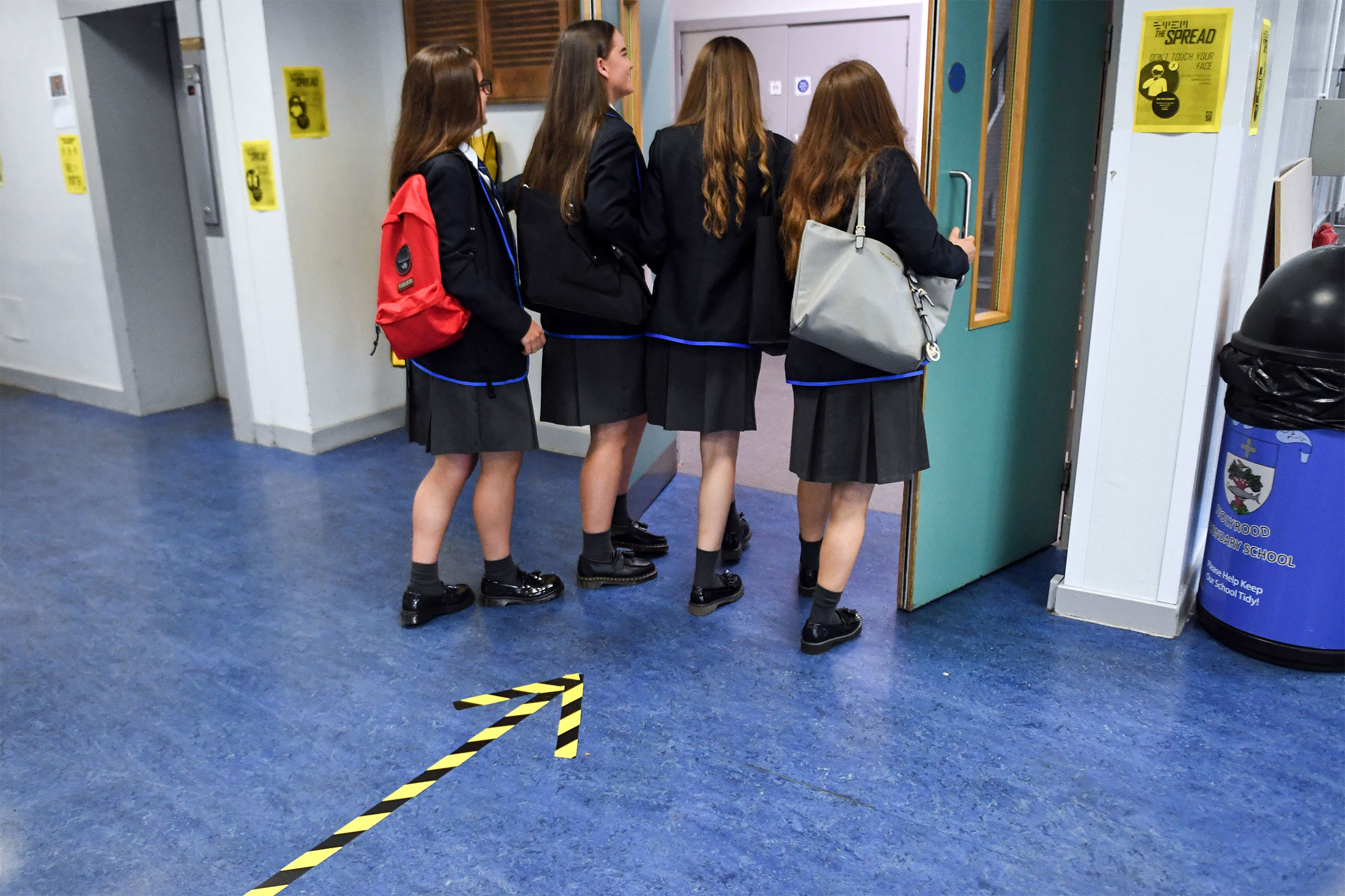 Students&nbsp;return&nbsp;to a secondary school in Glasgow, Scotland, on Aug. 12.
