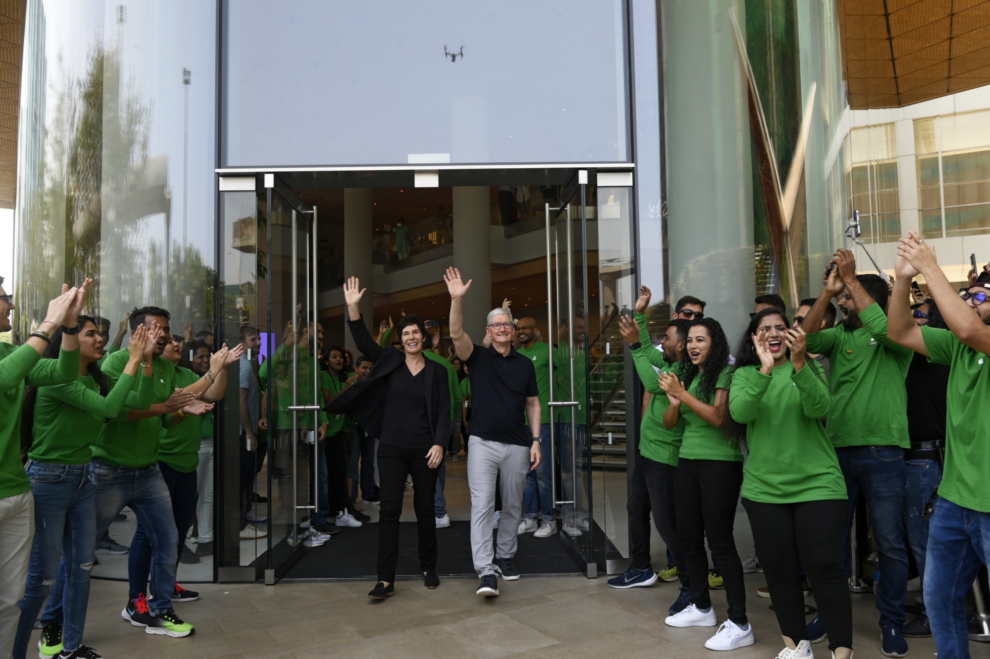Apple Tells Staff U.S. Stores to Remain Closed Until Early May - Bloomberg