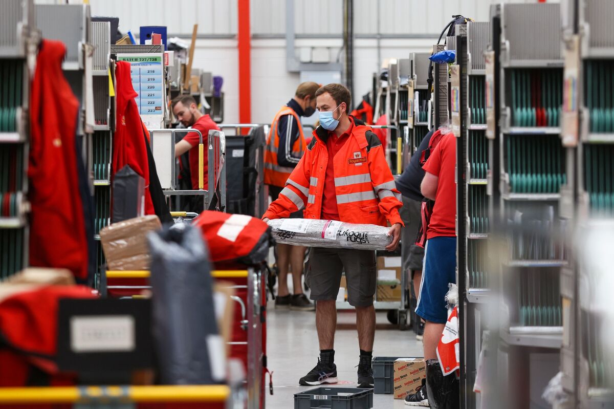Royal Mail’s Parcel Gains Are Sticking Even as People Fill Shops