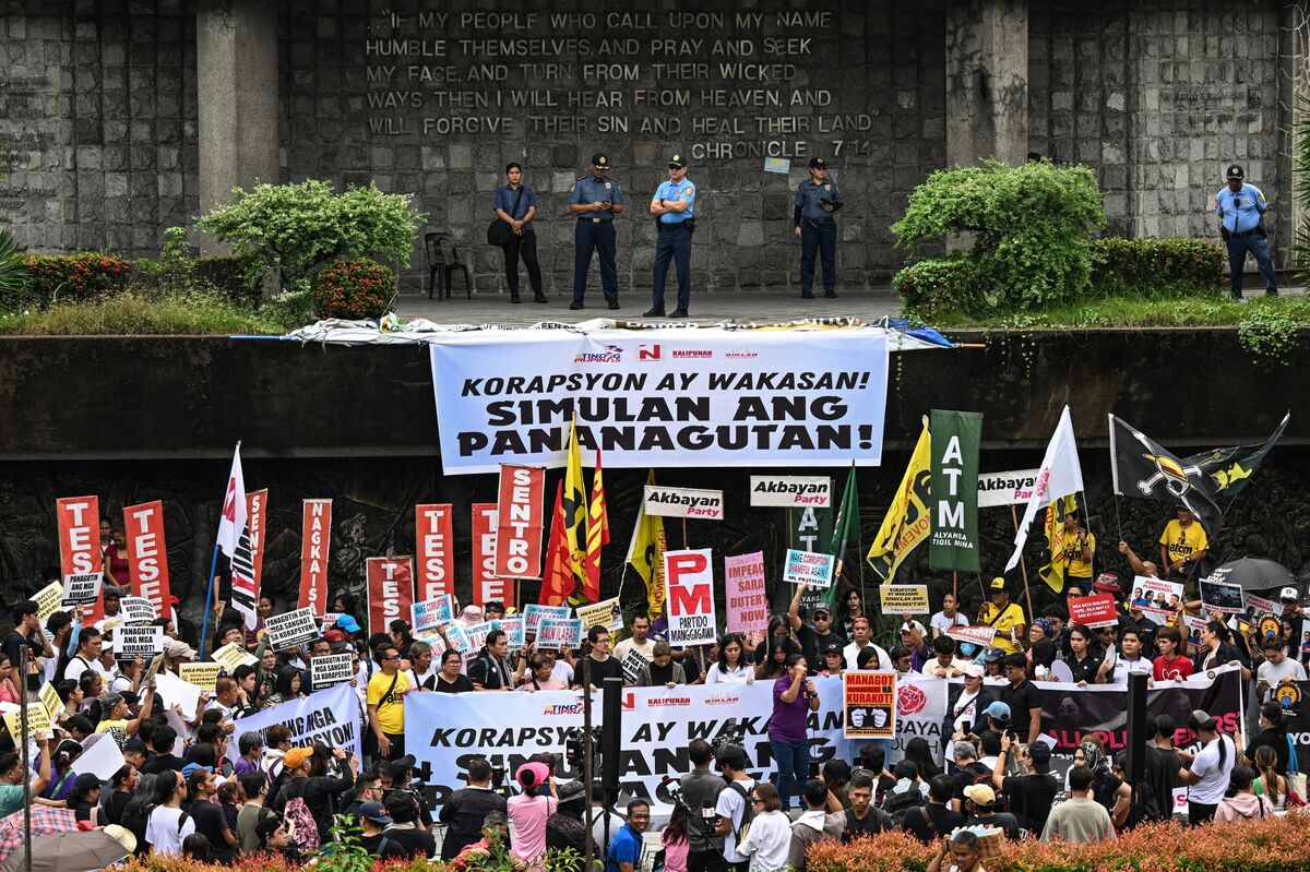 Philippines to Freeze 135 Bank Accounts in Graft Crackdown
