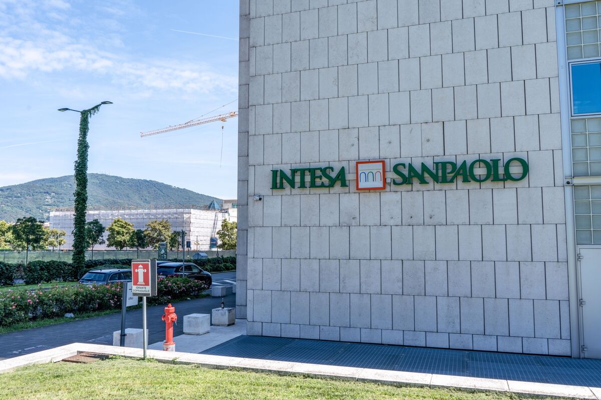 ⚫️ BLOOMBERG: "Intesa Sanpaolo: Risultati del Secondo Trimestre Superano le Attese grazie ai Redditi da Prestiti"