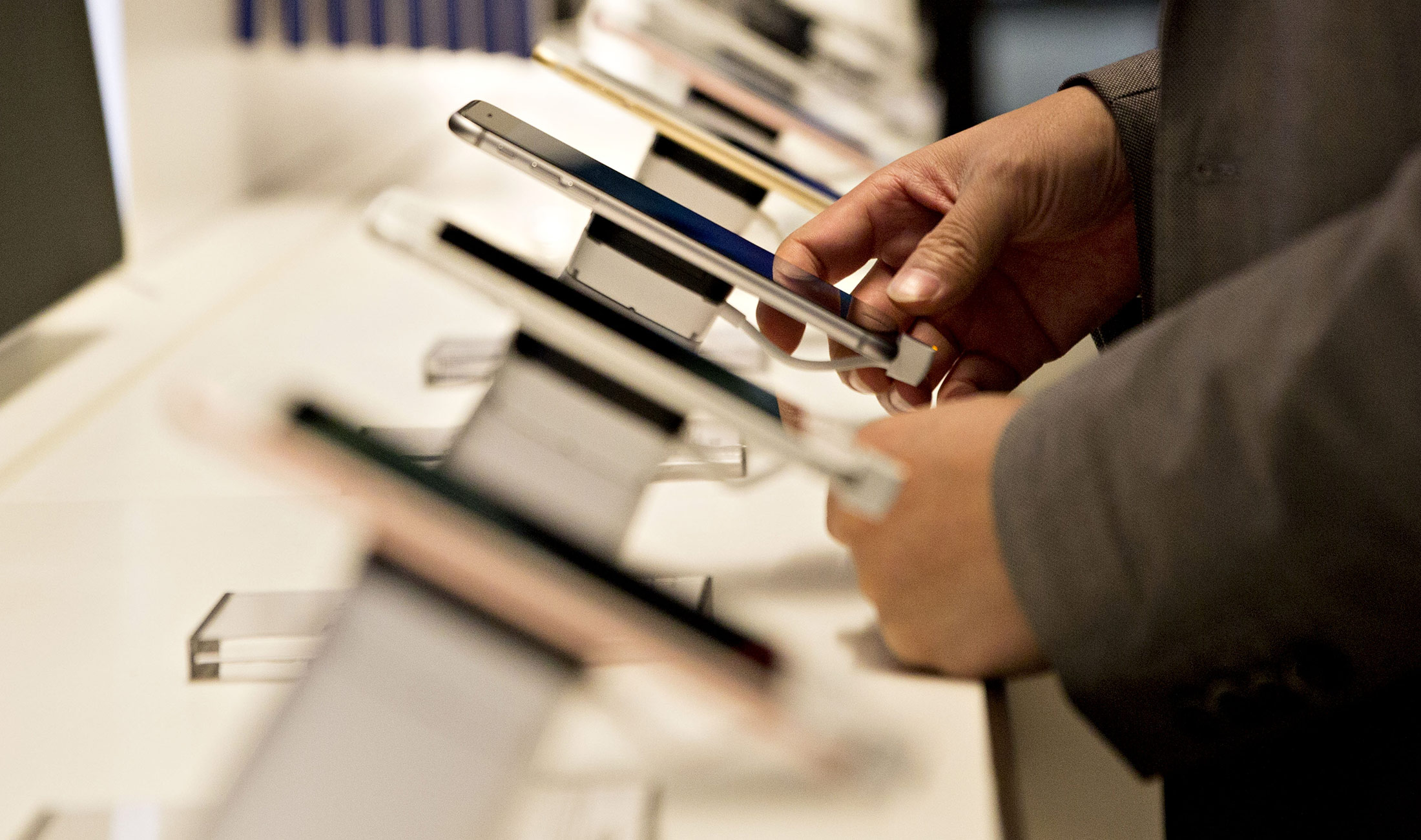 Apple Shares Hit Record Close on Optimism for Next iPhone - Bloomberg