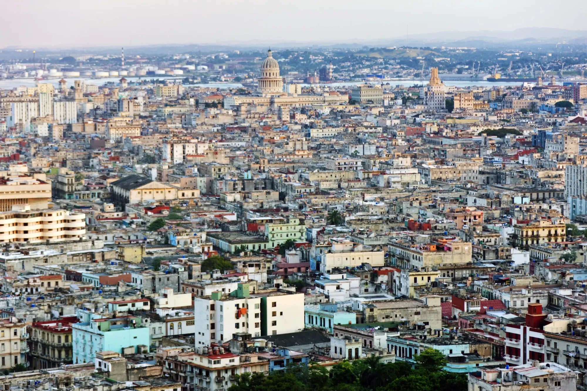A los pocos meses de la llegada de Fidel Castro a La Habana tras la revolución de 1959, su gobierno ya estaba expropiando tierras, fábricas, acciones, obras de arte y otros bienes tanto en la capital cubana como en el resto del país.