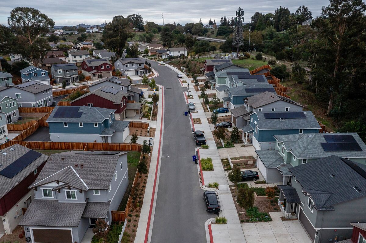 
                            US Mortgage Rates Reach Lowest Since 2022, Boosting Refinancing