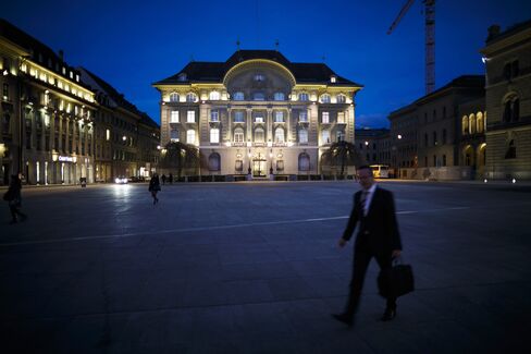 SNB Keeps Up Franc Defense as Euro-Area Crisis Risks Persist