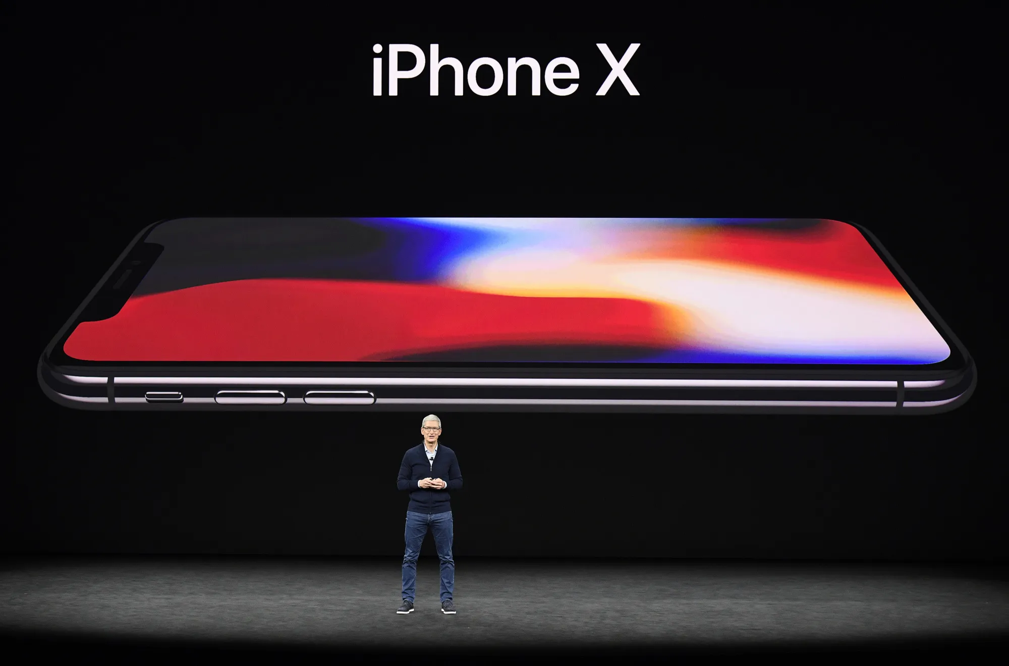 Генеральний директор Apple Тім Кук презентує iPhone X.