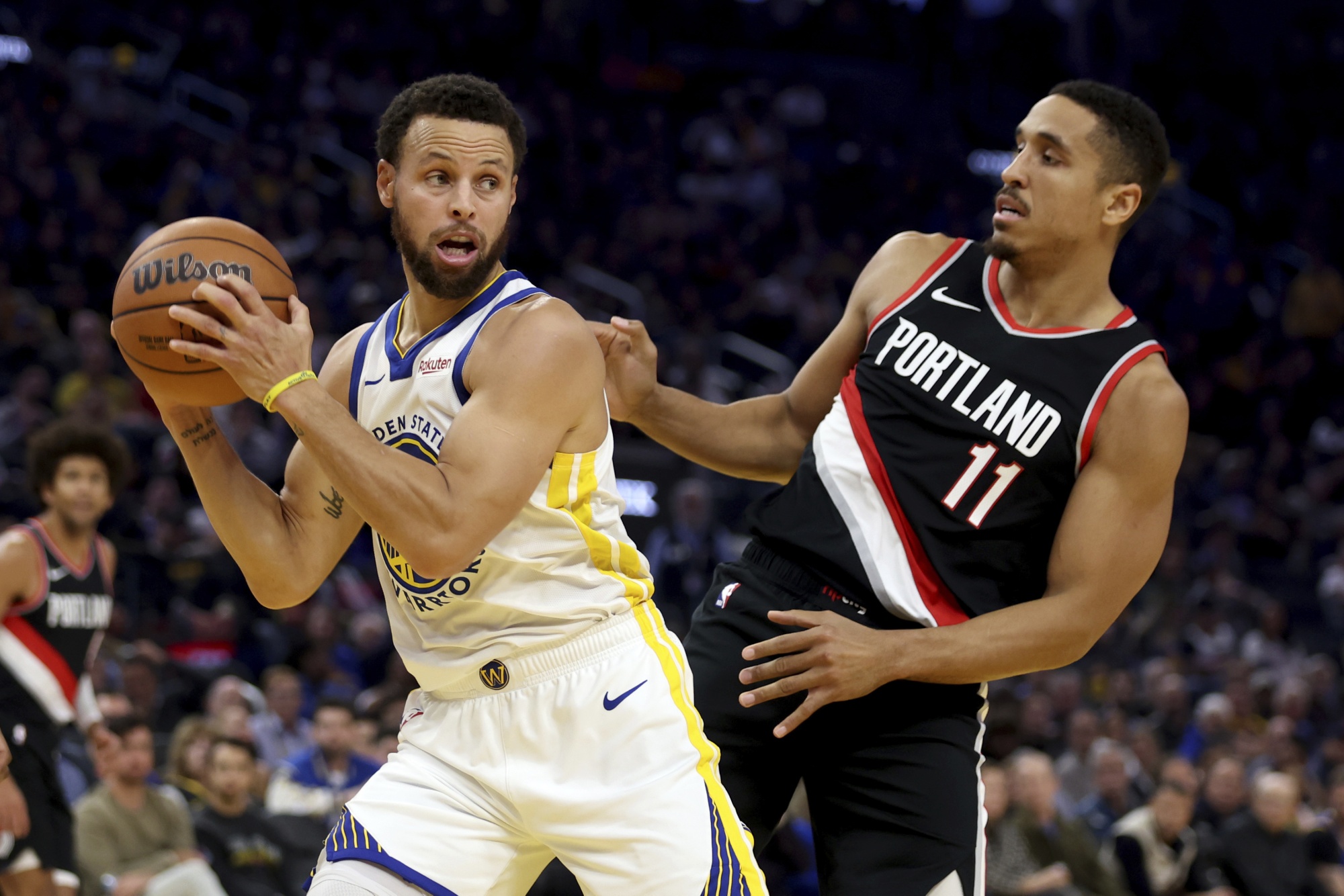 Stephen Curry scores 31 points, Warriors rally to beat Trail