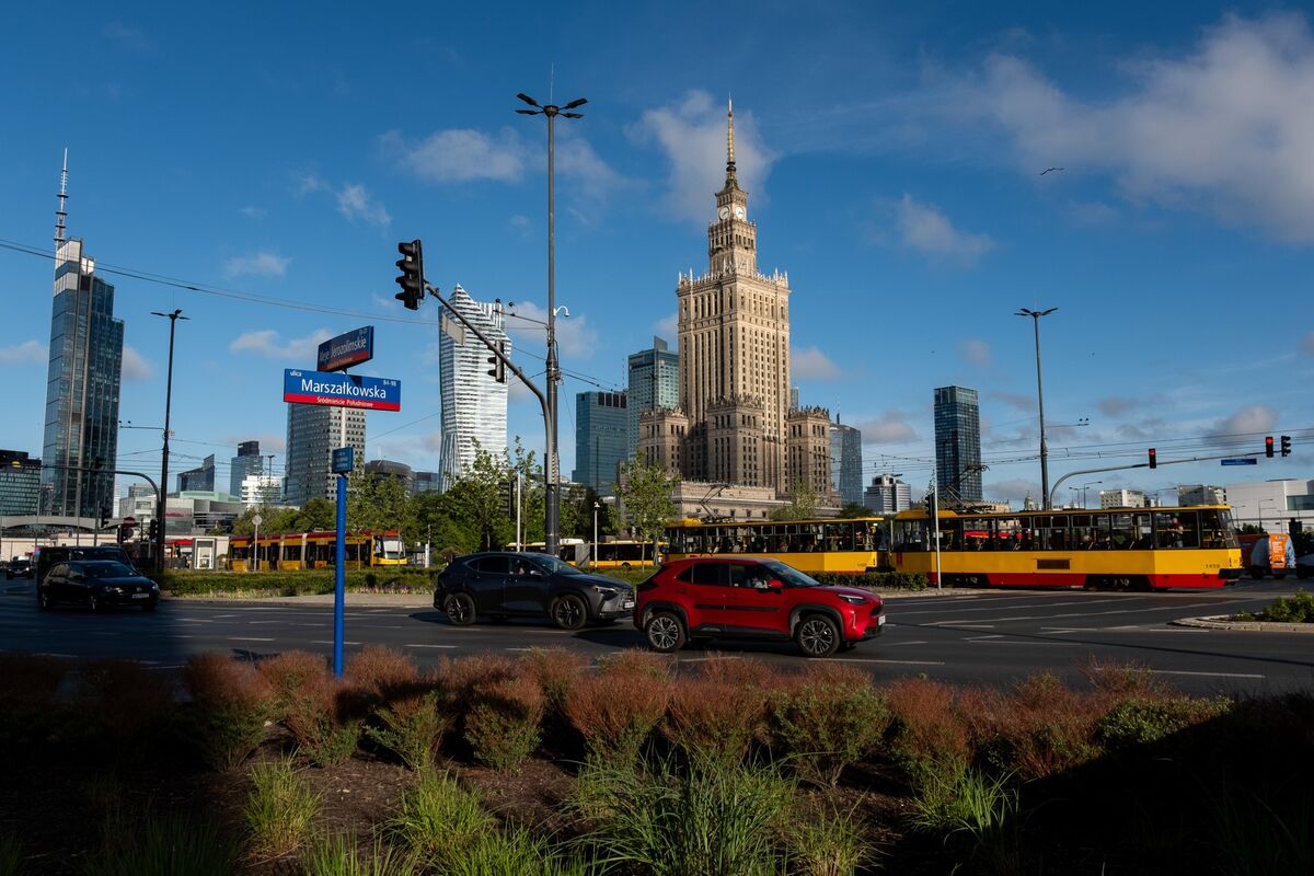 Poland Cuts Rates as Soft Inflation Outweighs Fiscal Risks