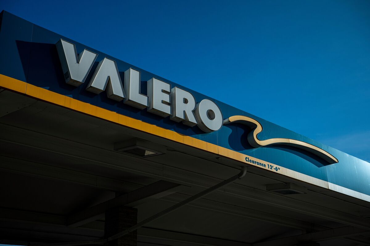 bloomberg.com - Lucia Kassai - Valero Pulls Back on Mexican Oil After Texas Refinery Blast