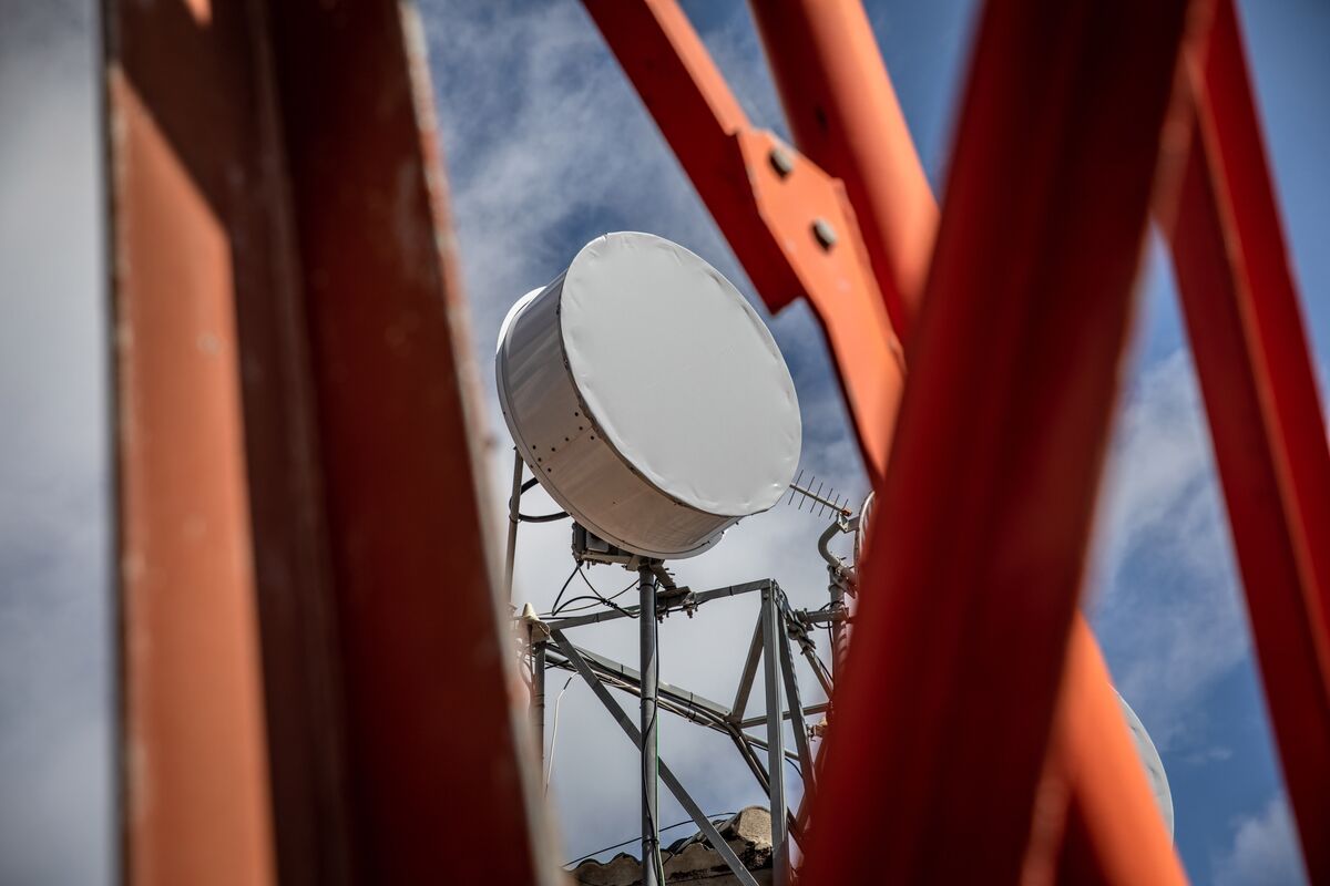 La Caisse Buys $1.3 Billion Stake in Indian Telecom Tower Firm