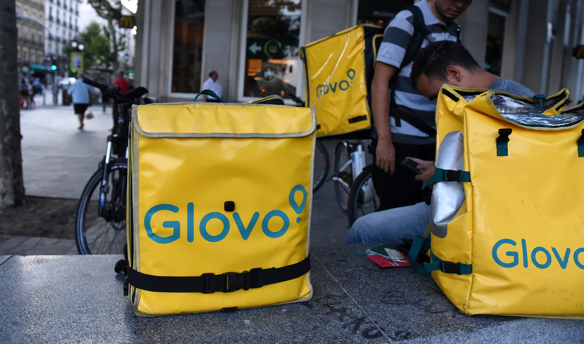 Glovo bags&nbsp;outside a&nbsp;restaurant in Madrid.