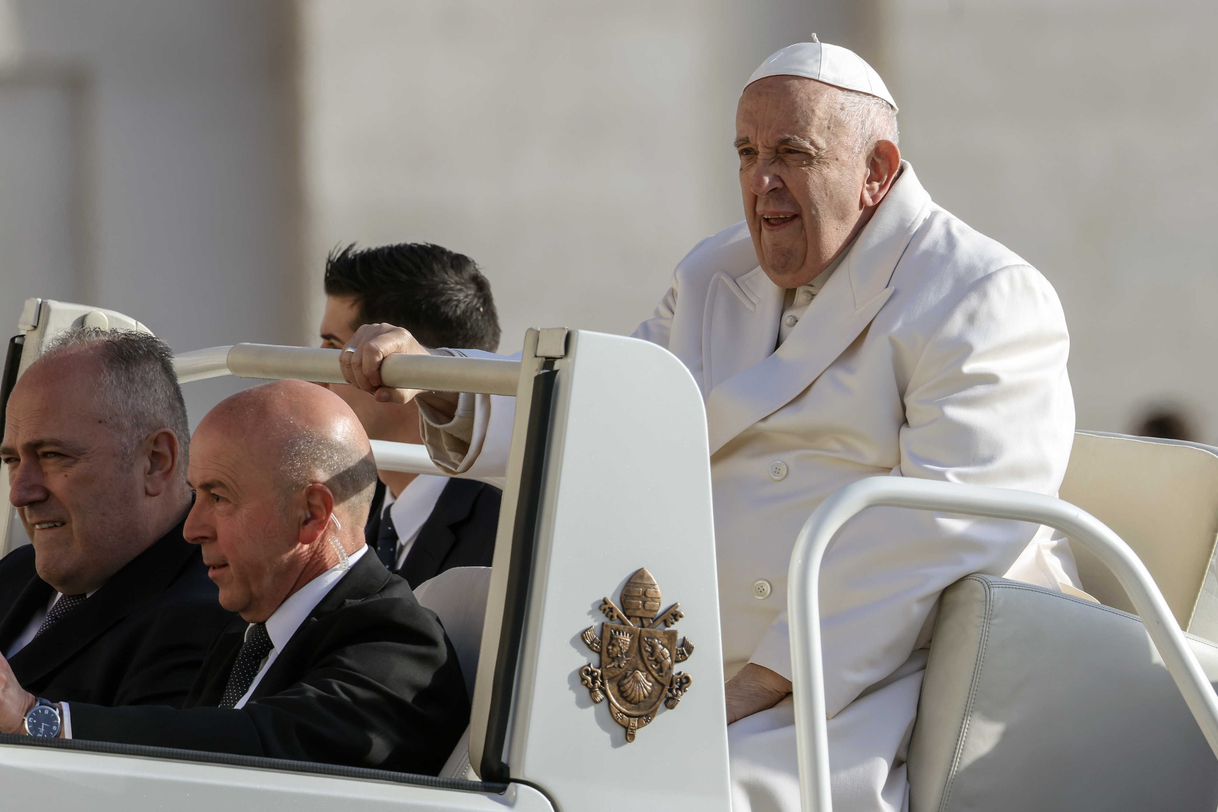 Papa Francisco passa por terapia respiratória e tem boa