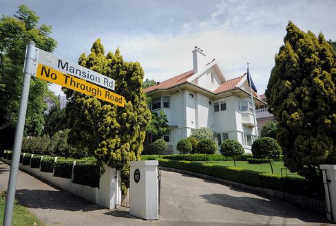 Billionaire Developer Walker Says Sydney Home Market ’Too Hot’