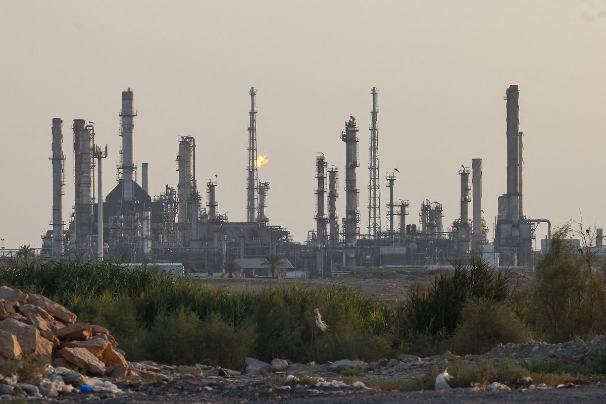 bloomberg.com - Anand Krishnamoorthy - Oil Rises on Mideast Attacks, Dollar Edges Higher: Markets Wrap