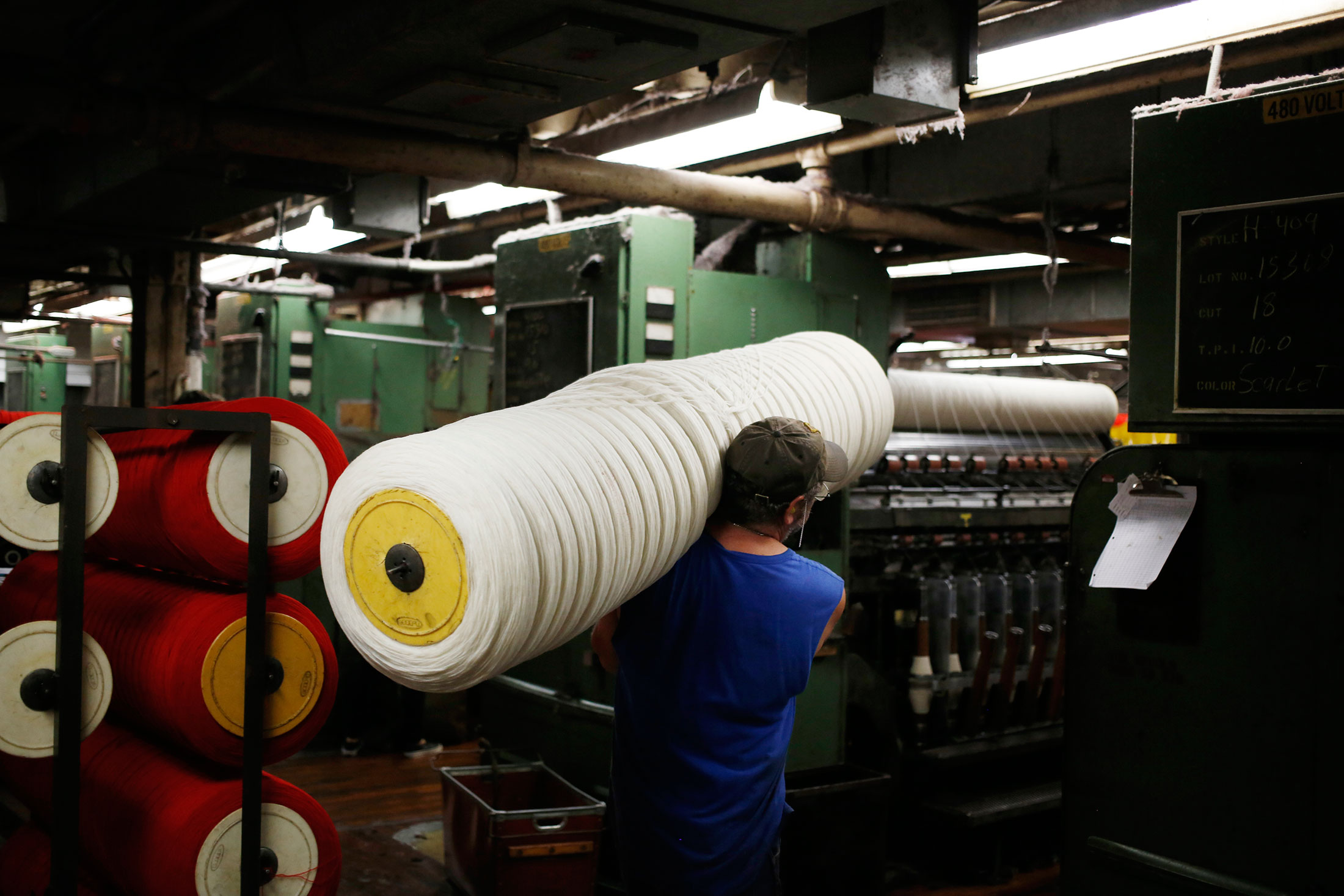 Inside Woolrich Woolen Mill How Blankets Are Made Bloomberg
