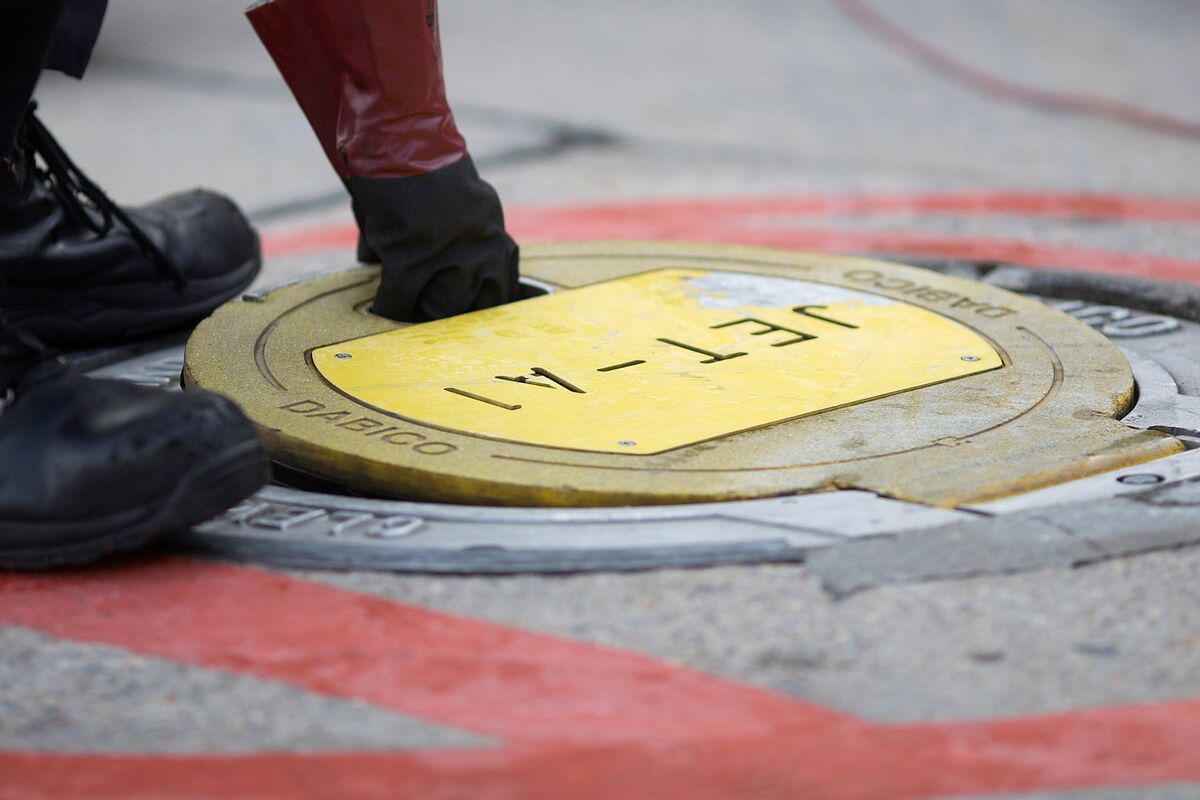 bloomberg.com - Ruth Olurounbi - Nigerian Airlines Threaten to Ground Flights Over Jet Fuel Spike