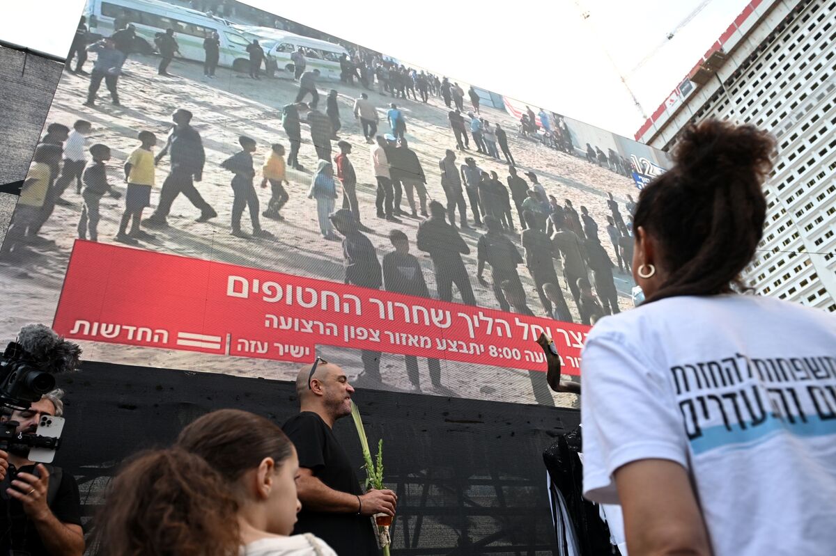 Hamas Releases Seven Hostages to ICRC Before Trump Israel Visit
