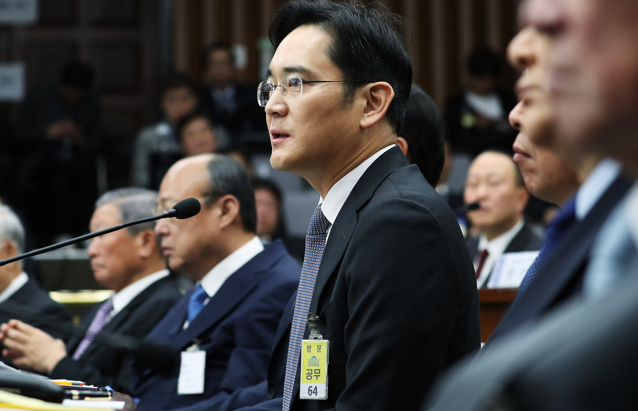 Jay Y. Lee, co-vice chairman of Samsung Electronics Co., center, speaks during a parliamentary hearing at the National Assembly in Seoul, on Dec. 6, 2016.
