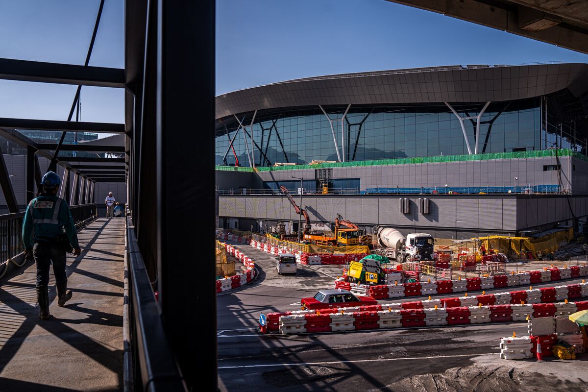Hong Kong Opens Third Runway for Minor Gain in Landing Slots - Bloomberg