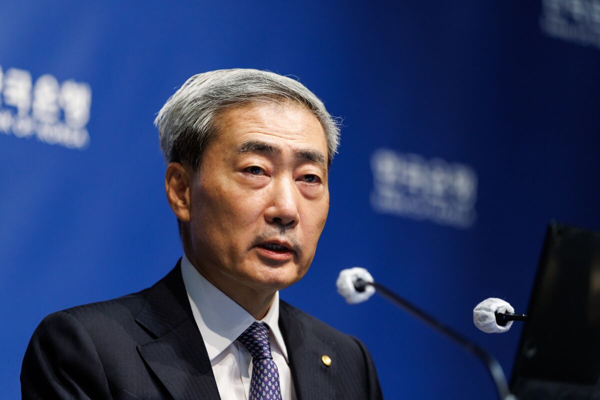 BOK Governor Uses Gardening Tool to Explain Back-to-Back Hikes