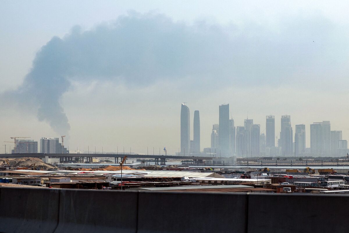 bloomberg.com - Tugce Ozsoy - Dubai Stocks Fall Into Bear Market as Iran War Enters Third Week