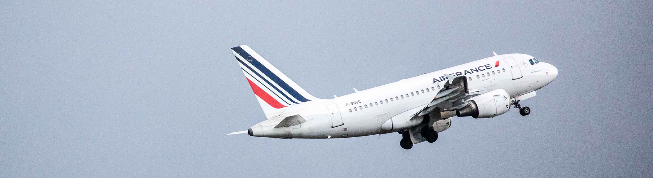 Un avion de ligne Air France décolle de l'aéroport Charles de Gaulle et est exploité par KLM Air France. 