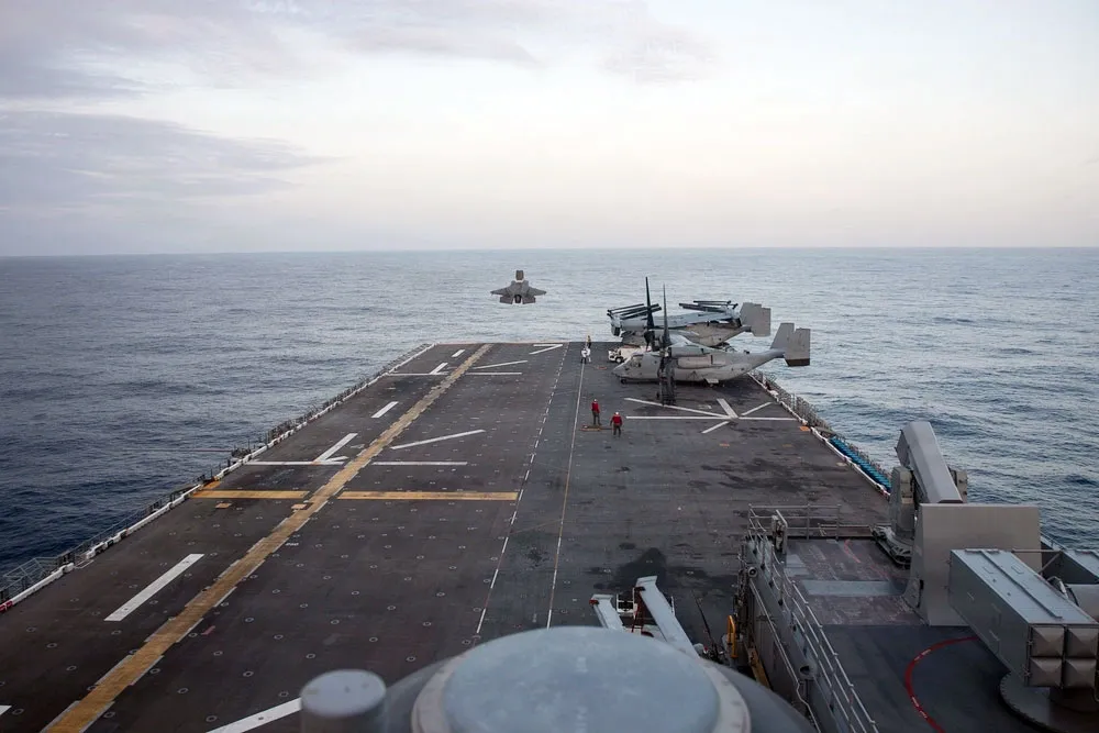 強襲揚陸艦「トリポリ」を飛び立つ「F-35」戦闘機（3月上旬）