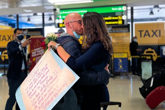 ‘Light at the End of the Tunnel’: Scenes of International Reunions at Newark Airport